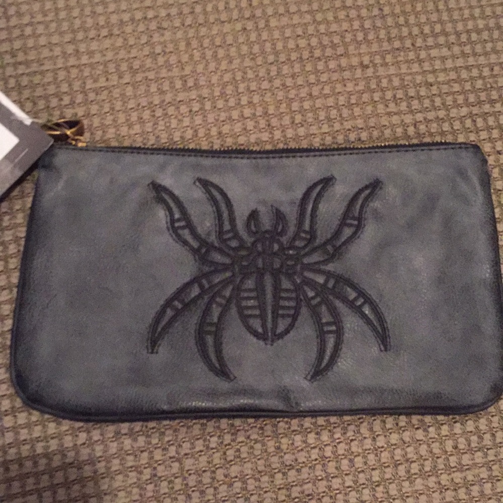 Deena & Ozzy gray clutch bag